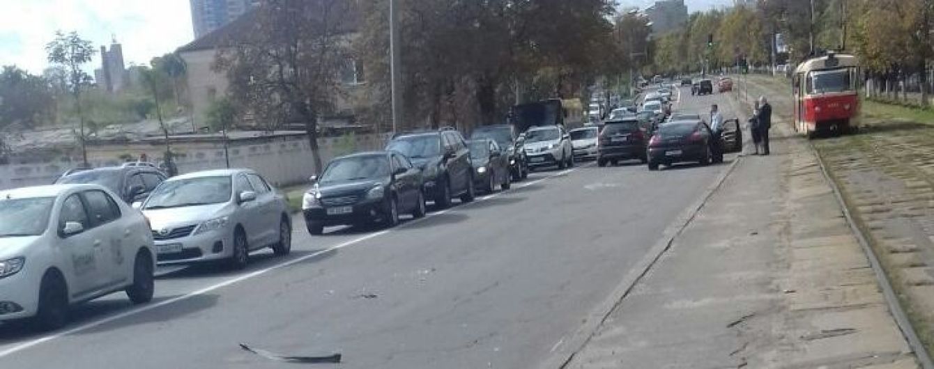 В Киеве неизвестные из авто обстреляли другую машину и скрылись