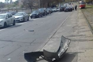 В Киеве неизвестные из авто обстреляли другую машину и скрылись