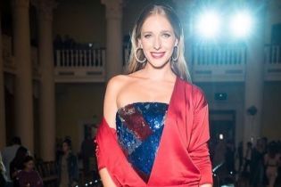 Катя Осадчая пришла на показ Андре Тана в эффектном наряде и на шпильках