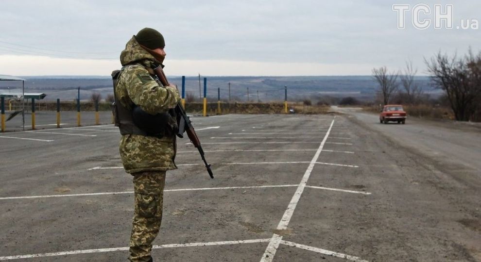 Бойовики обстріляли КПВВ Майорськ: люди були змушені тікати до українських військових за прихистком