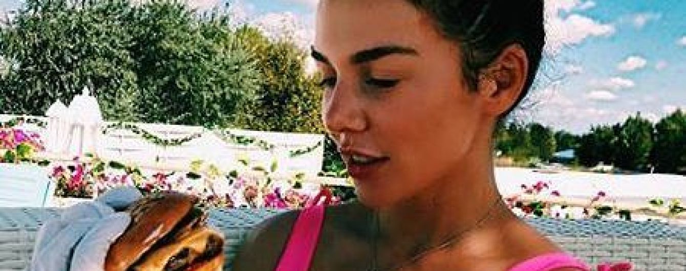 В ярком купальнике и с бургером в руках: Седокова показала фото с отдыха