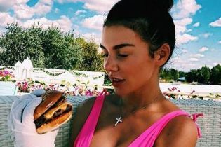 В ярком купальнике и с бургером в руках: Седокова показала фото с отдыха