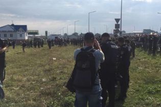Газовые баллончики и пистолет. Полиция остановила уже более сотни человек в камуфляже у "Краковца"