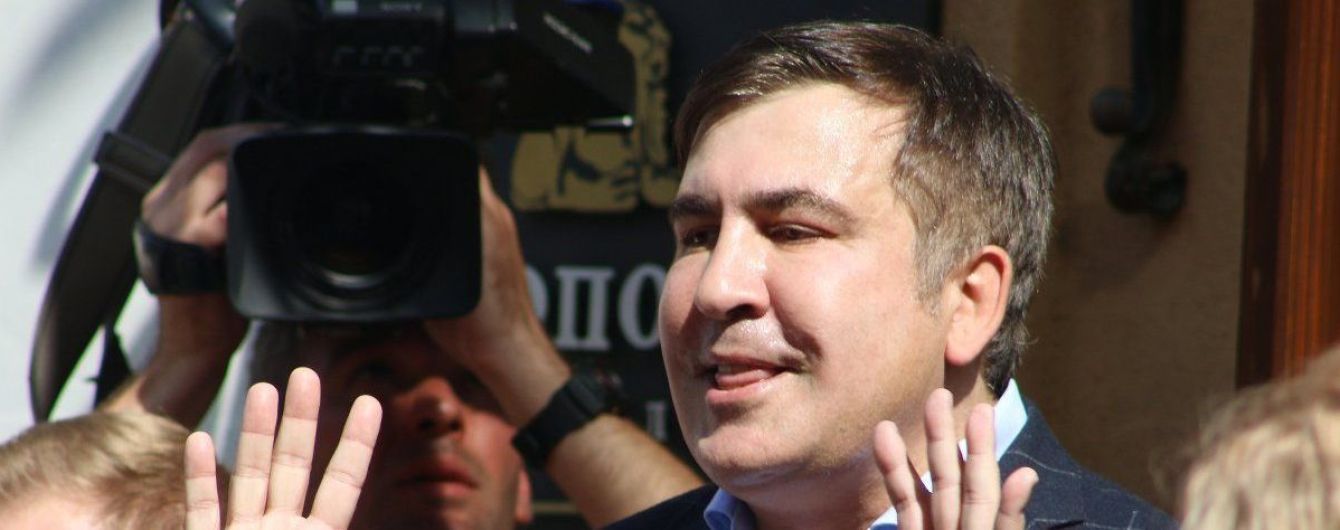 Саакашвили говорит, что его паспорт принесли Порошенко на Банковую