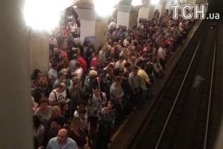Из-за остановки движения метро в Киеве образовалась сильная давка