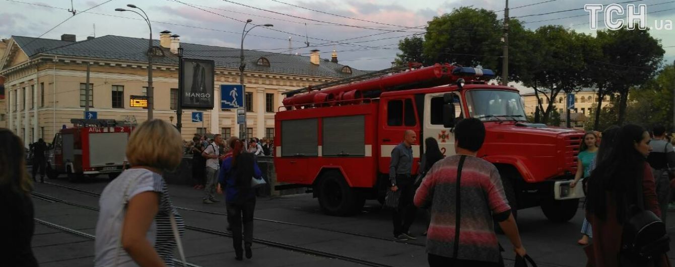 Після задимлення у метро на Контрактову приїхали пожежні та "швидка"