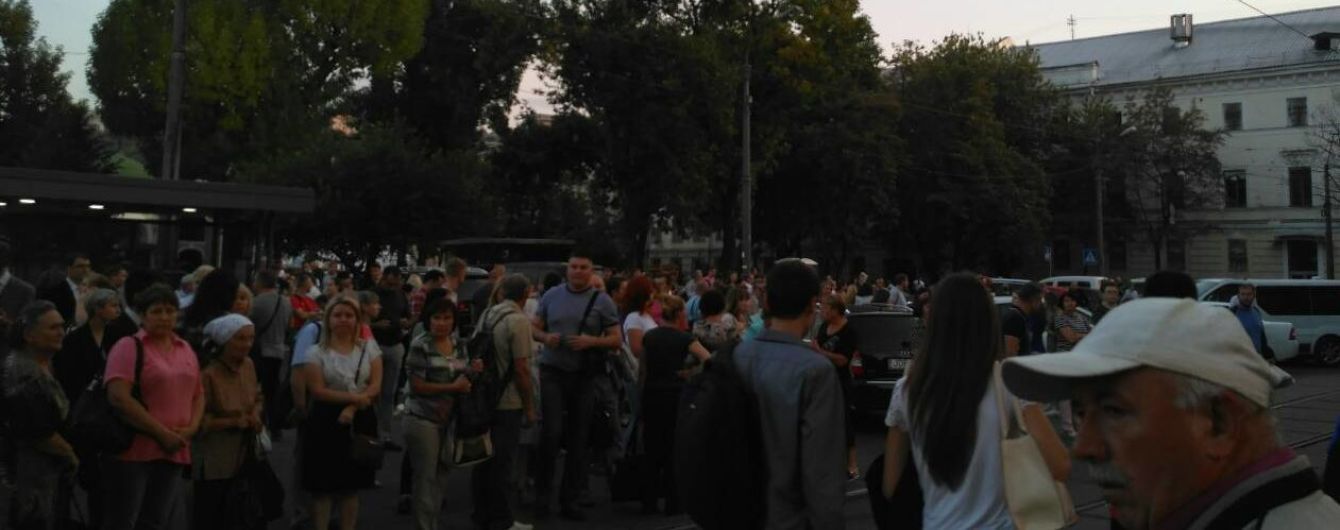 Черги та довга дорога додому: через задимлення метро кияни йдуть пішки