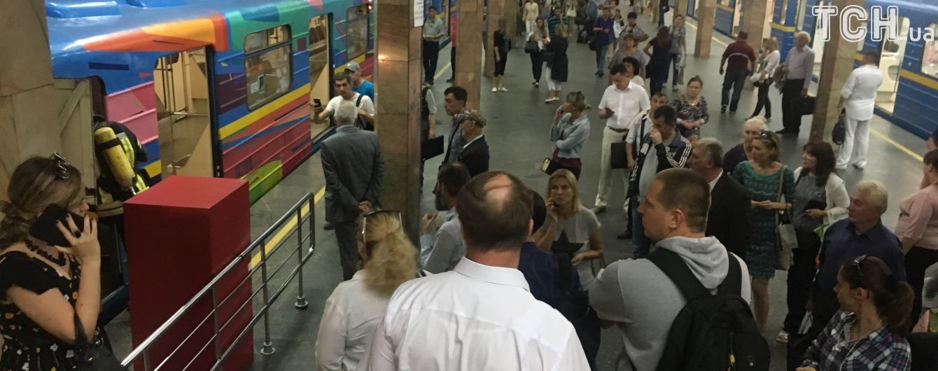 Рятувальники назвали попередню причину зупинки синьої гілки метро Києва