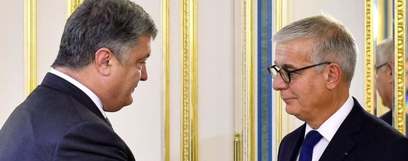 Порошенко вручил французскому сенатору Орден "За заслуги"