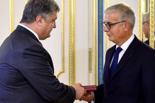 Порошенко вручив французькому сенатору Орден "За заслуги"