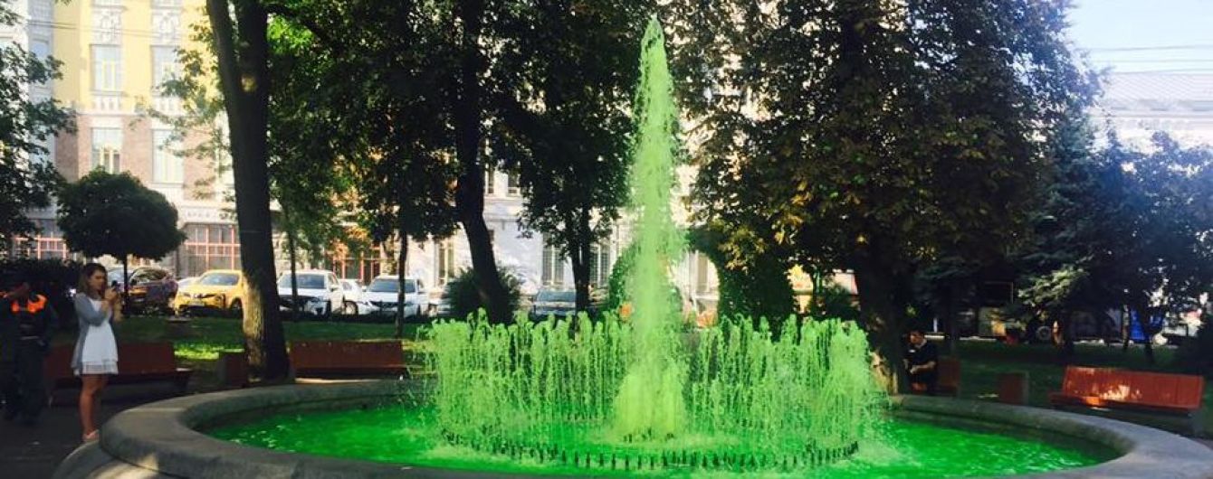 Мокрі вандали. У Києві в черговому фонтані вода стала яскраво-зеленого кольору