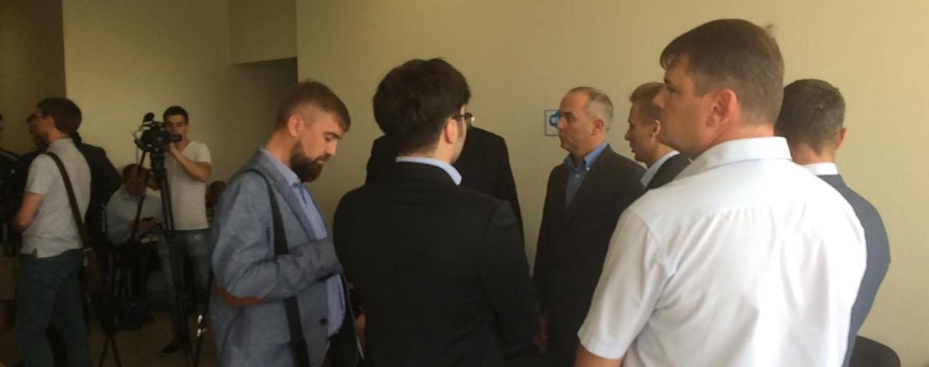 Шуфрич с родственниками и адвокатом прибыли в суд