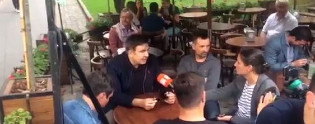 Саакашвілі у супроводі охорони вийшов у центр Львова поспілкуватись з журналістами