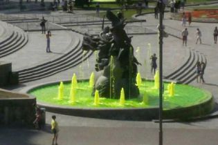 Вандалы-рецидивисты снова окрасили воду в фонтанах на Майдане Незалежности