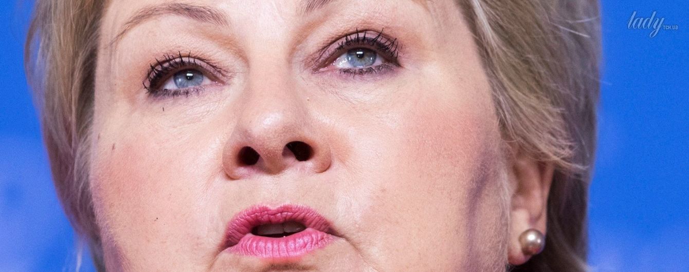 Премьер-министр Норвегии Эрна Сульберг отпраздновала победу на парламентских выборах в кофте цвета фуксии