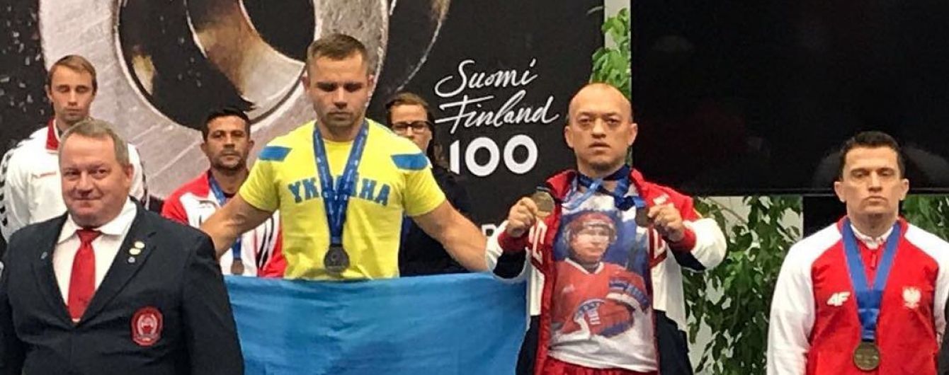 Російського спортсмена забанили за футболку з Путіним