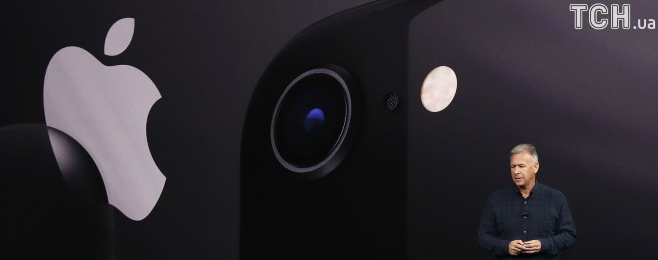 Устарел уже на презентации: в Сети посмеялись над iPhone 8