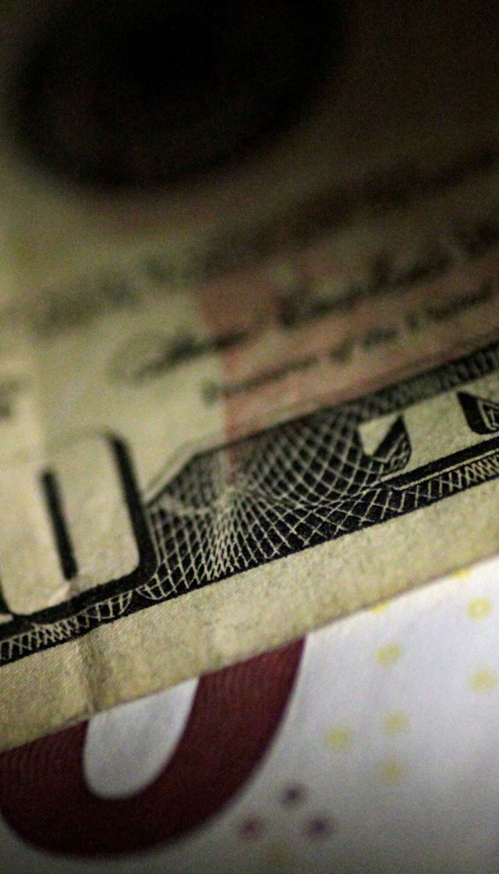 Доллар прибавил в цене, а евро потерял в курсах Нацбанка на четверг. Инфографика