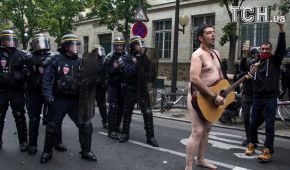 Повністю оголений француз вийшов на протест проти змін до трудового закону