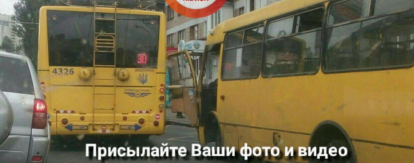 Возле Севастопольской площади в Киеве произошло ДТП с участием маршрутки и троллейбуса