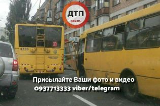 Возле Севастопольской площади в Киеве произошло ДТП с участием маршрутки и троллейбуса