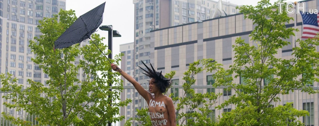 У Києві учасниця Femen із голими грудьми протестувала проти Трампа під посольством США