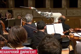 Класика ХХІ століття: в Італії відбувся симфонічний концерт із роботом-диригентом