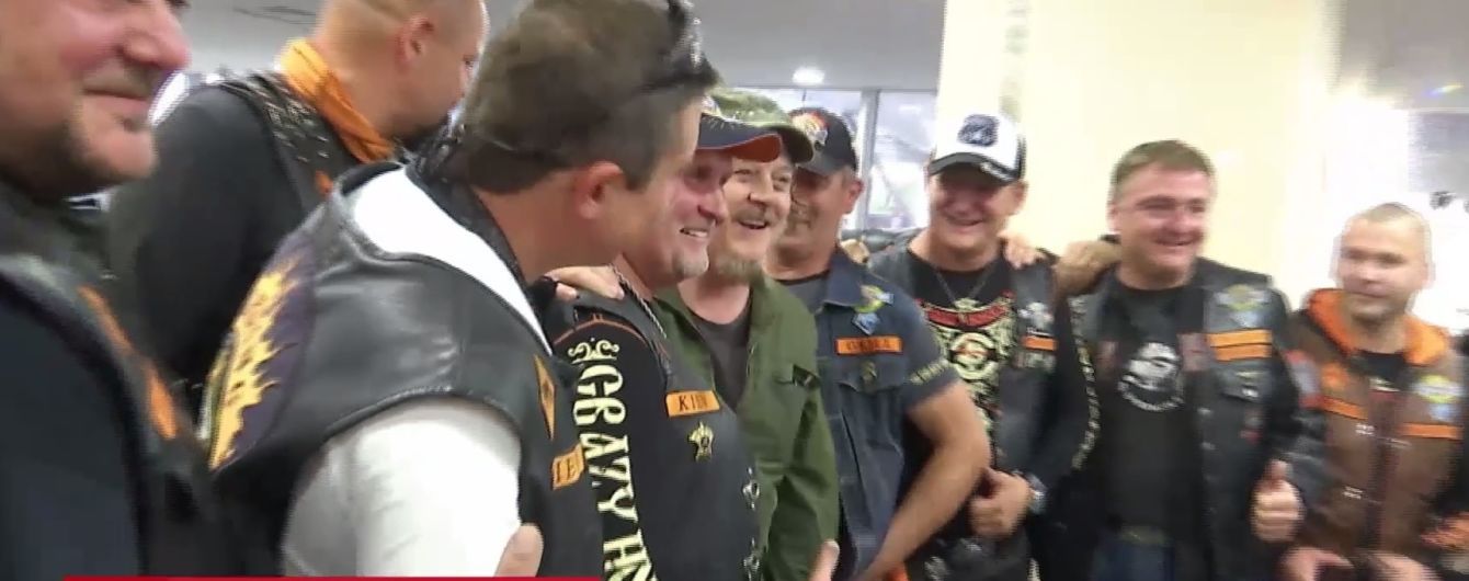 Киевские байкеры встретили легендарного Дзуккеро в аэропорту "Борисполь"