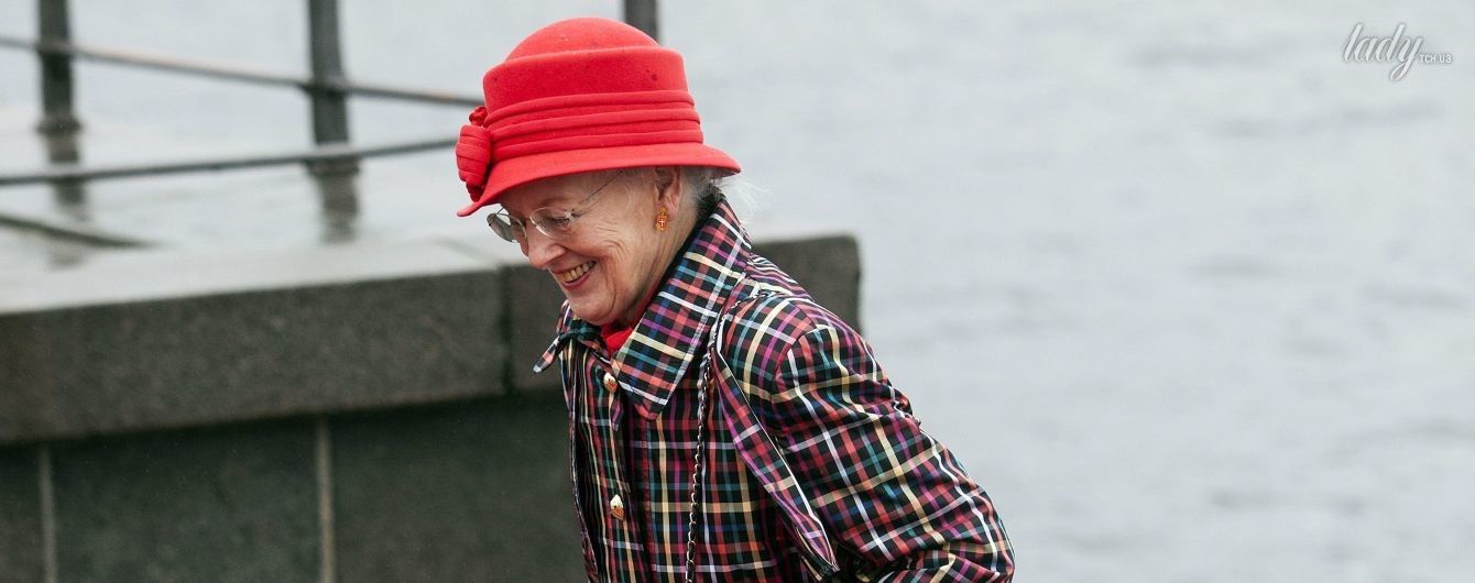 В ярком пальто и с сумкой Chanel: 77-летняя королева Дании Маргрете II впечатлила нарядом