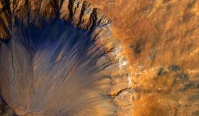 Сині потічки й самотні гори: NASA приголомшило новими фотографіями з Марса