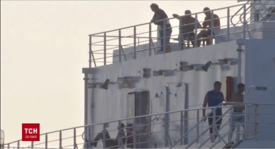 Між Україною і Туреччиною "застрягло" судно з 12 нелегальними мігрантами