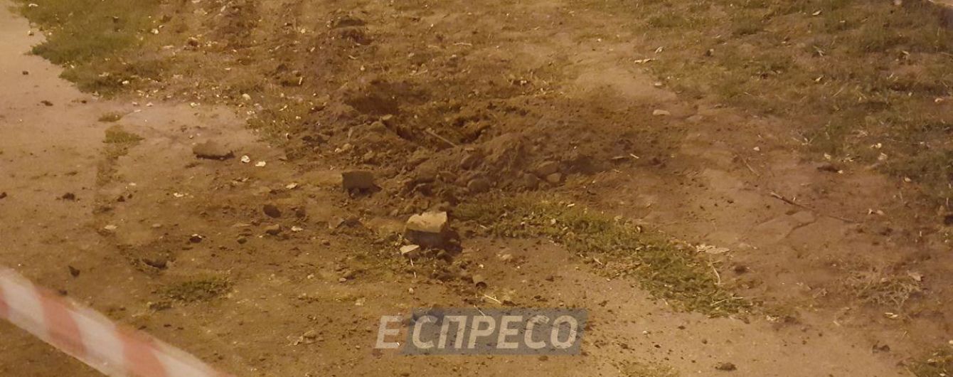"Не вибух". У поліції розповіли, що спричинило вирву на одній із вулиць Києва