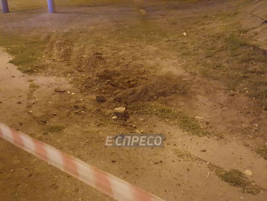 "Не взрыв". В полиции рассказали, что образовало воронку на одной из улиц Киева