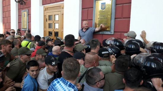 В Одессе из-за смерти троих детей в лагере пикетируют с беспорядками мэрию и принесли шины
