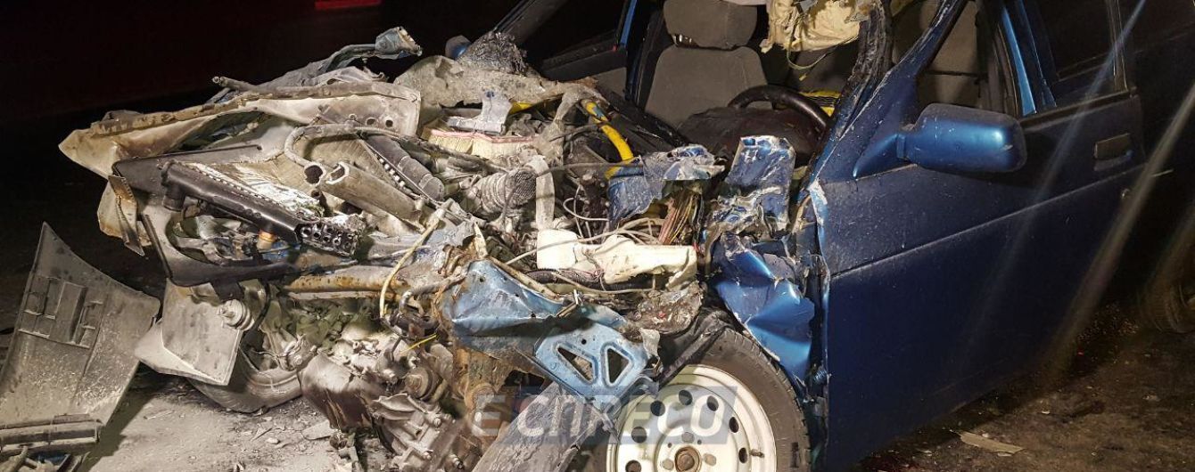 У Києві легковик на великій швидкості врізався у вантажівку: є постраждалі