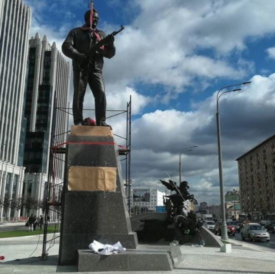 У Москві поставили пам'ятник зброяреві Калашникову
