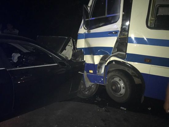 На трасі під Одесою п'яний водій на BMW в'їхав у маршрутку з пасажирами