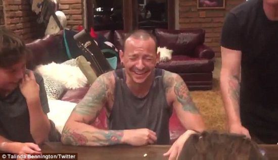 "Так ми бачили його депресію". Дружина соліста Linkin Park показала зняте за 36 годин до самогубства відео