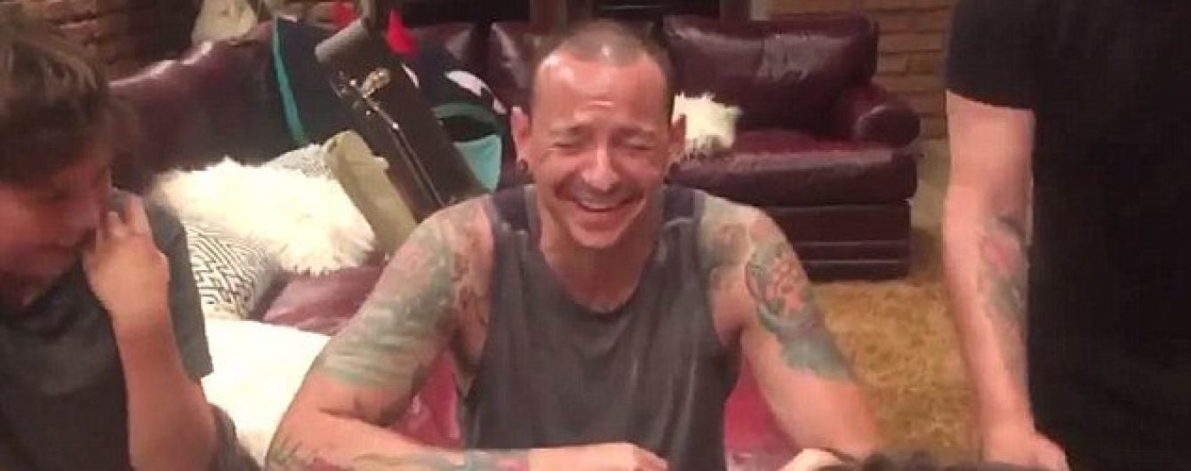 "Так мы видели его депрессию". Жена солиста Linkin Park показала снятое за 36 часов до самоубийства видео