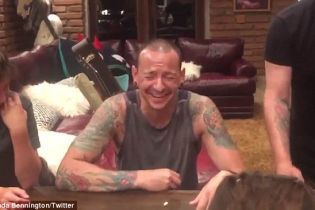"Так мы видели его депрессию". Жена солиста Linkin Park показала снятое за 36 часов до самоубийства видео