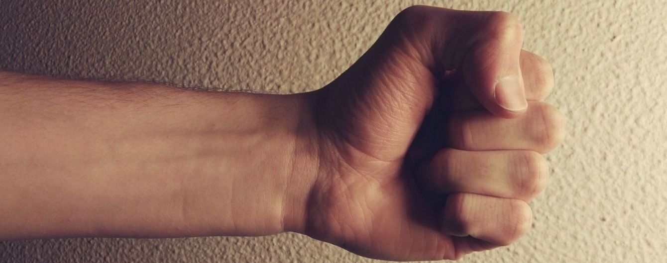 Кочергой по ребрам и на колени в угол: жертва домашнего насилия 10 лет терпела выходки мужа-садиста