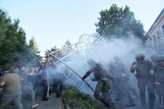 Справа "2 травня": У Чорноморську біля суду сталися сутички, правоохоронці застосували сльозогінний газ