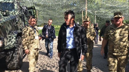Екс-генсек НАТО після відвідування зони АТО закликав надати зброю Україні