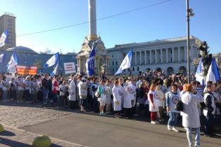 У центрі Києва тисячі лікарів вийшли на мітинг проти медреформи, поліція перекрила вулицю Грушевського