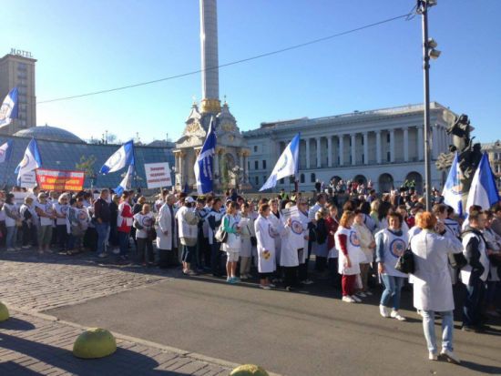 У центрі Києва тисячі лікарів вийшли на мітинг проти медреформи, поліція перекрила вулицю Грушевського
