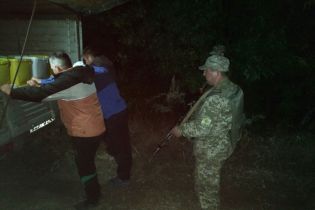На Луганщині із стріляниною затримали українців, які нишком везли до Росії 4 тонни меду