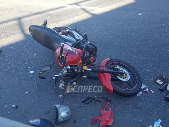 У Києві мотоцикліст збив пенсіонерку