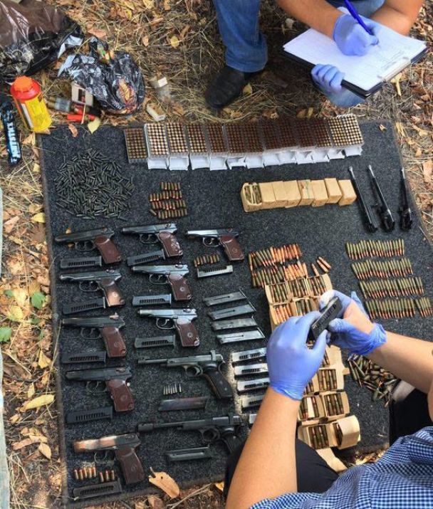 В гараже в центре Мариуполя обнаружили оружие, которое боевики похитили из воинской части в 2014 году