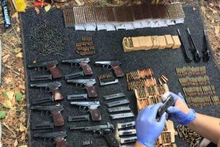 В гараже в центре Мариуполя обнаружили оружие, которое боевики похитили из воинской части в 2014 году