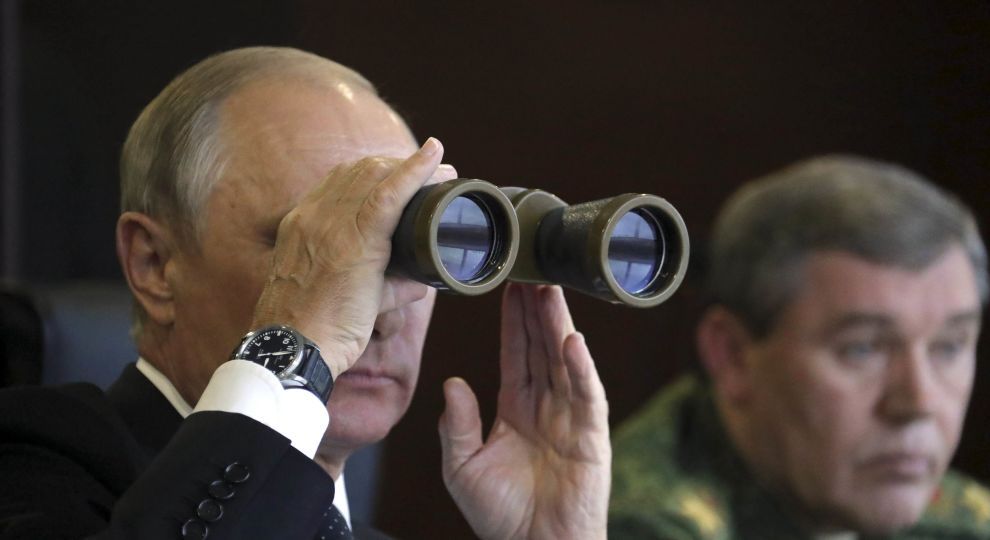 Путін з біноклем і політ білоруських винищувачів. Reuters показало фото навчань "Захід-2017"